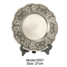 Kullattu metallinen matkamuistolautanen puisilla telineillä