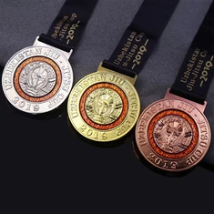 Metallinen kultamitali Matkamuistourheilumitali nauhalla